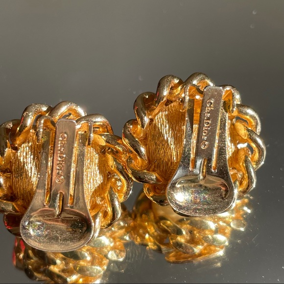 Christian Dior
Vintage
Clip-On
Pearl Gold
Earrings - Picture 5 of 9